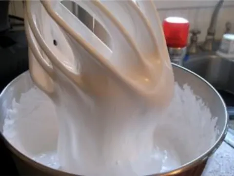 2 Receitas de Marshmallow para Bolos e Sobremesas