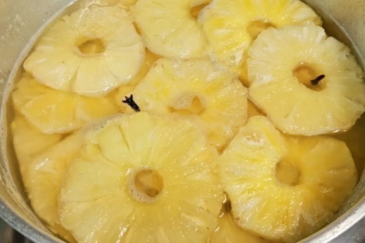Abacaxi em calda caseiro, que é fácil e rápido, perfeito par
