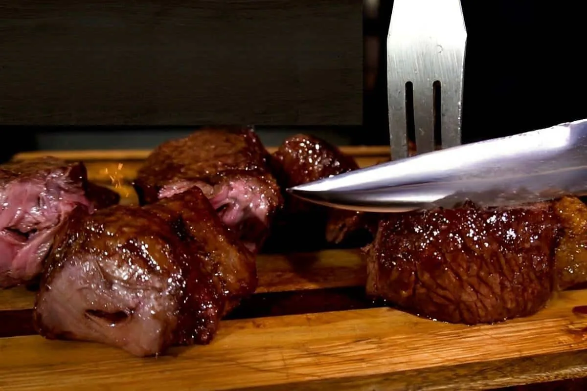 Alcatra ao molho de alho na churrasqueira uma carne macia e