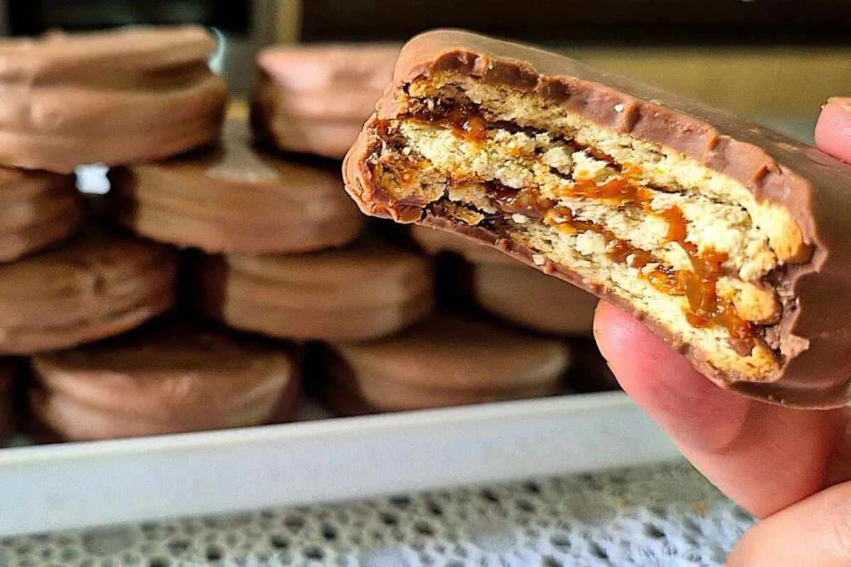 Alfajor caseiro fácil, para você rechear com bastante doce d