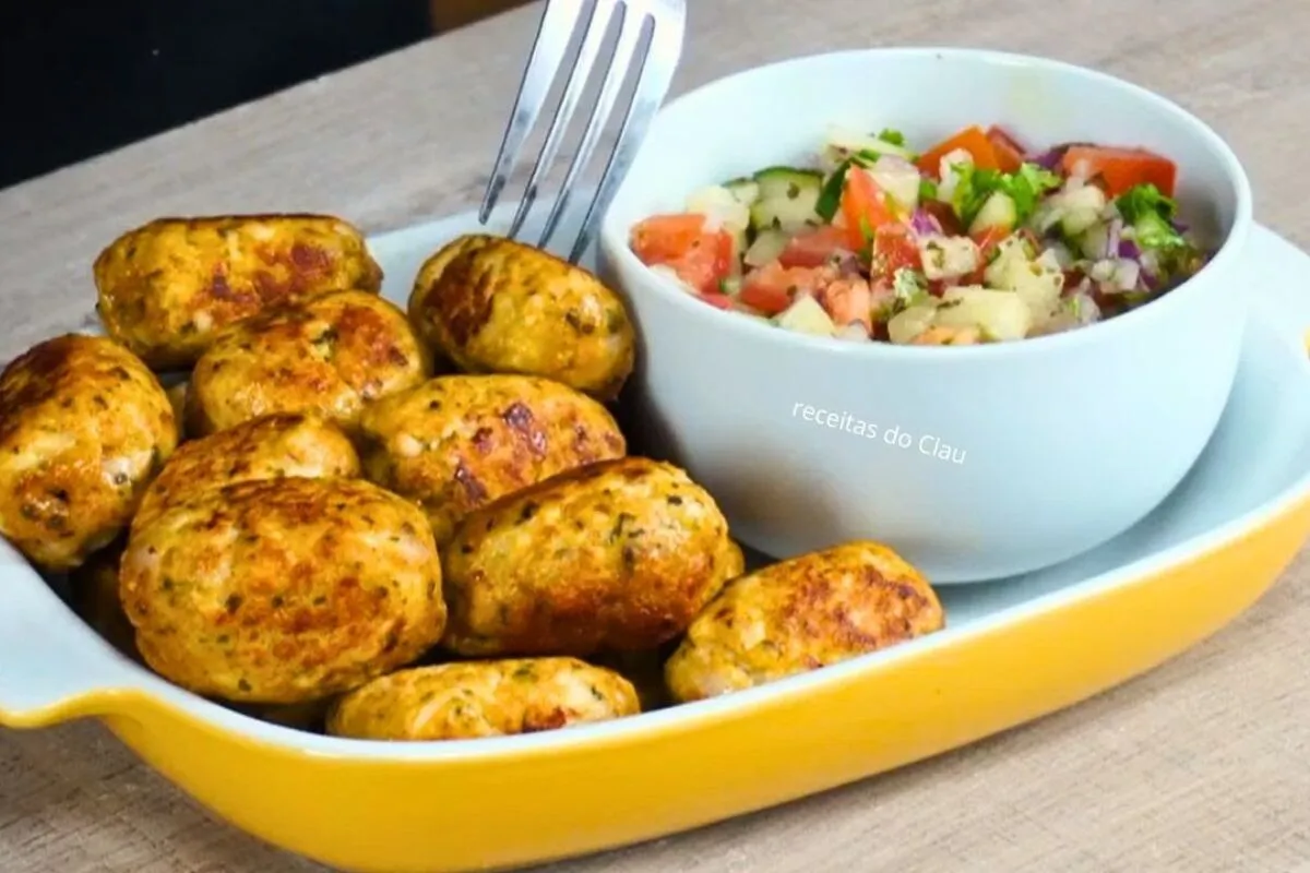Almoço rápido e fácil com frango e batata, uma refeição comp