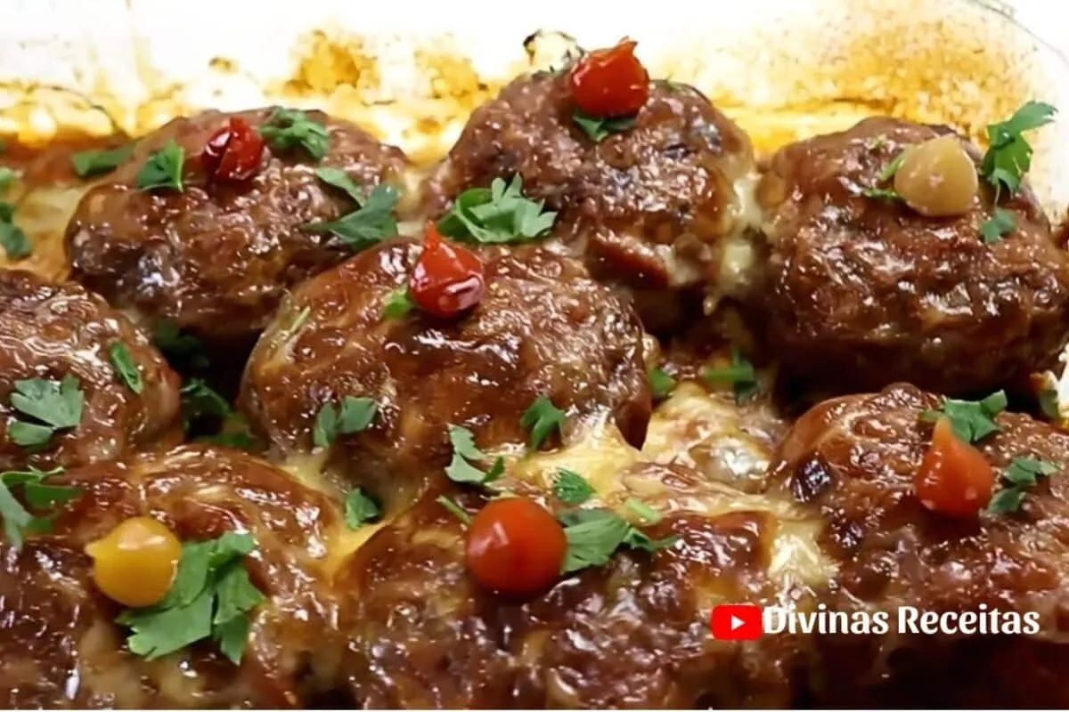 Almôndega de carne moída e batata gratinada, um prato super