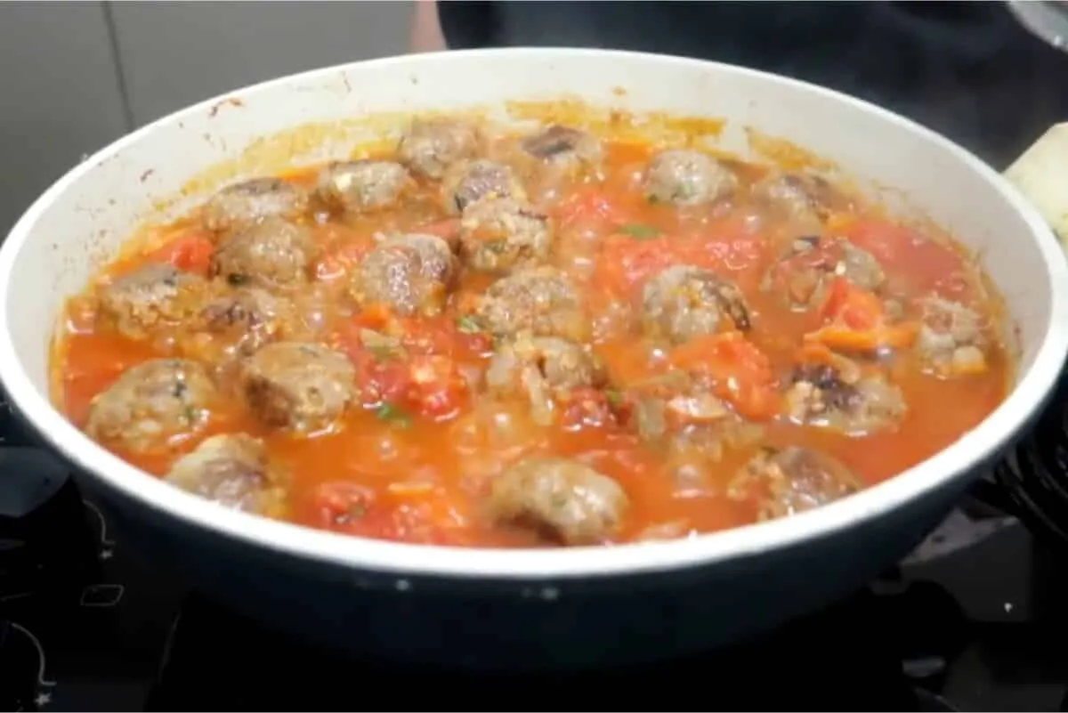 Almôndegas com aveia ao molho de tomate para uma refeição nu