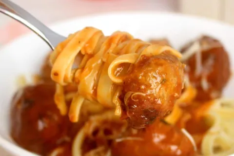 Almôndegas com molho de tomate suculentas, para acompanhar o