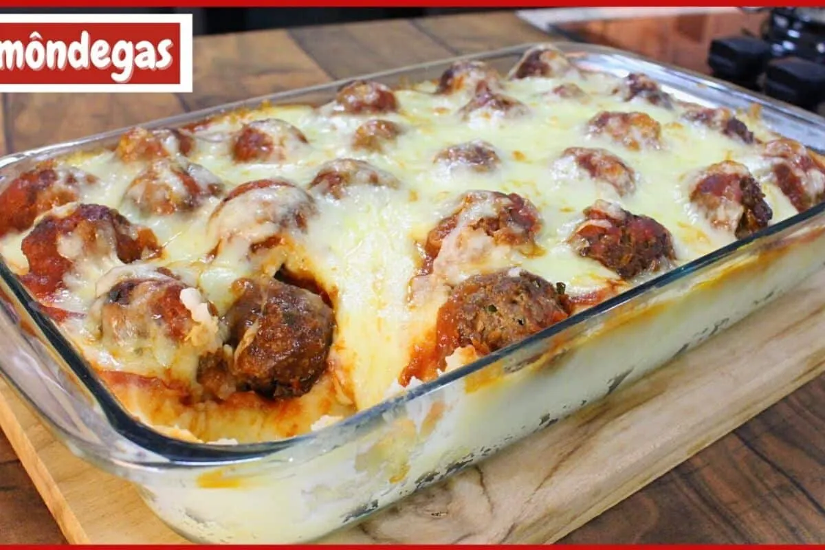 Almôndegas com purê de batata bem cremoso e gratinado no for
