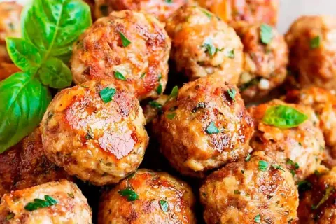 Almôndegas de carne moída com bastante molho de tomate casei
