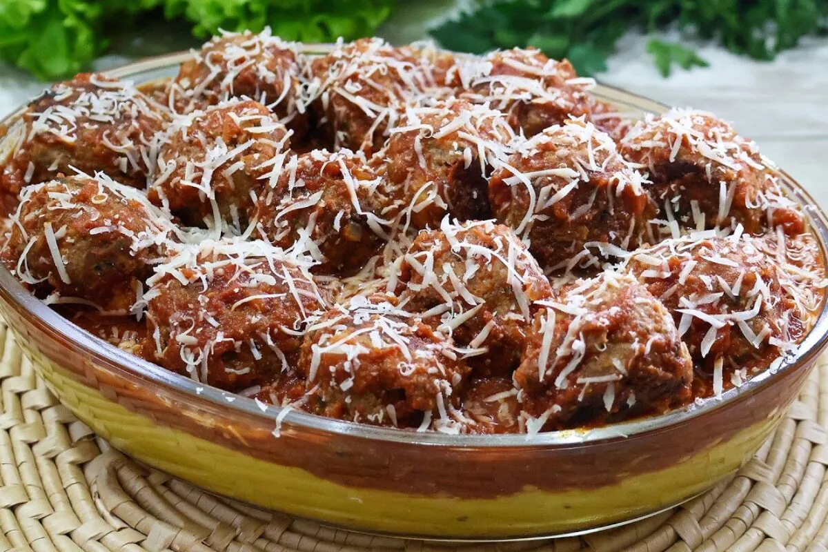 Almôndegas italianas bem temperadas com molho incrível para