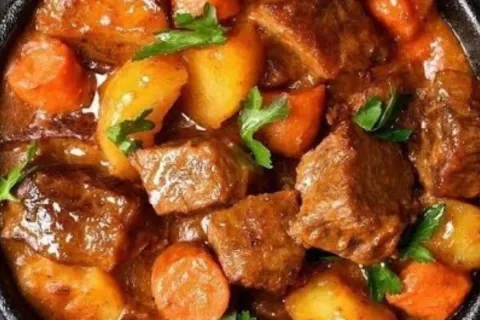 Aprenda a fazer carne de panela com legumes mais suculenta e