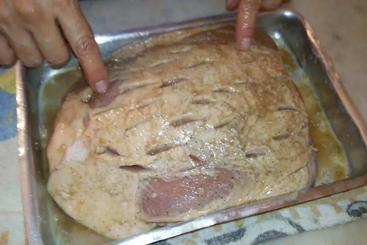 Aprenda a fazer o tempero para pernil ideal para servir nas