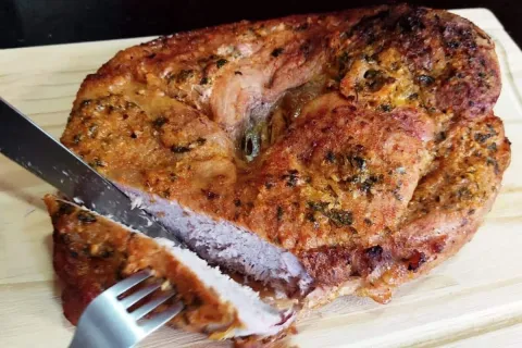 Aprenda a fazer um pernil de porco assado sensacional e sucu