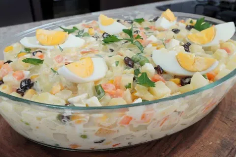 Aprenda a fazer uma salada de maionese que não fica aguada p