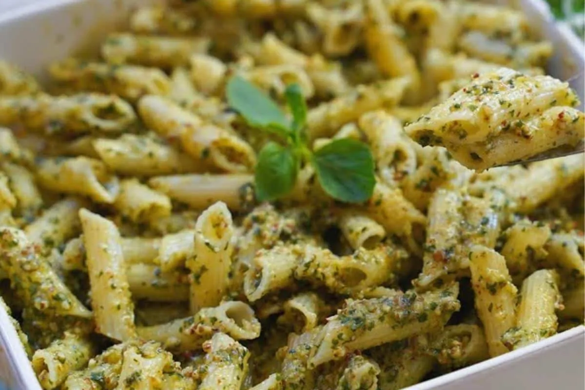 Aprenda com um cozinheiro famoso a fazer um macarrão ao molh