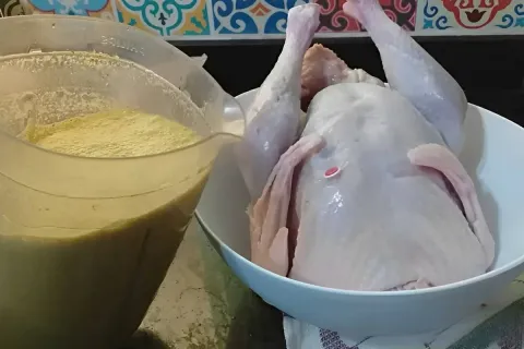 Aprenda como temperar e preparar um chester de natal que fic