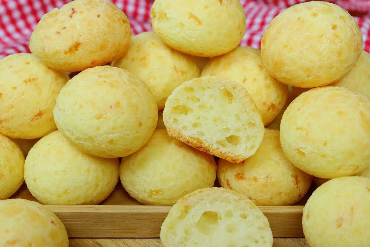 Aprenda o segredo do pão de queijo caseiro que não murcha e