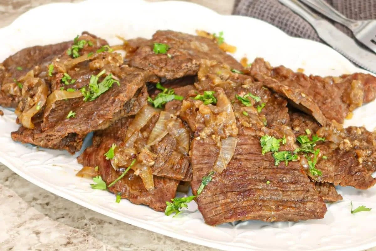 Aprendi a preparar um bife acebolado na panela de pressão qu