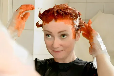 Aprendi como tirar tinta de cabelo da pele de um jeito fácil