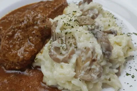 Arroz à piamontese com bastante queijo derretido feito de um