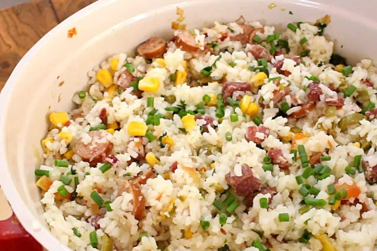 Arroz carreteiro delicioso e fácil de fazer numa panela só,