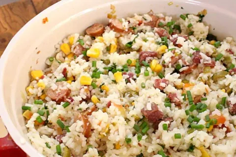 Arroz carreteiro delicioso e fácil de fazer numa panela só, 