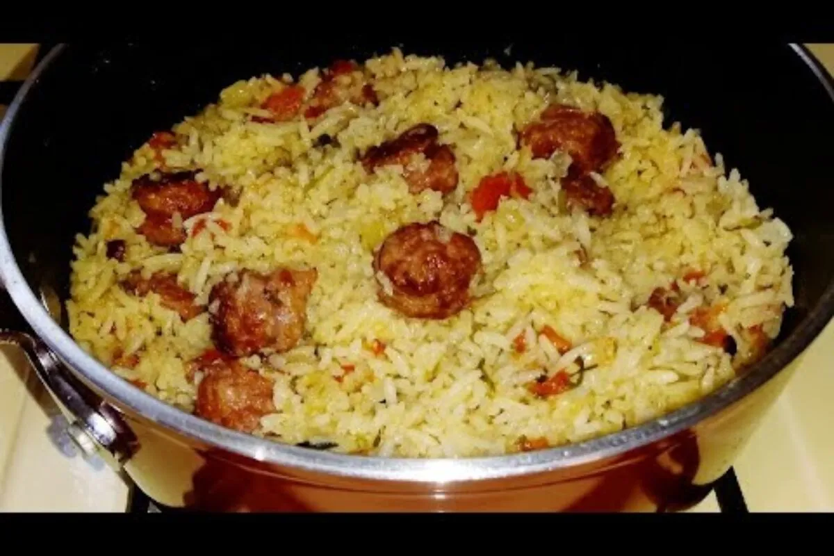Arroz com linguiça simples, fácil e delicioso, para uma refe