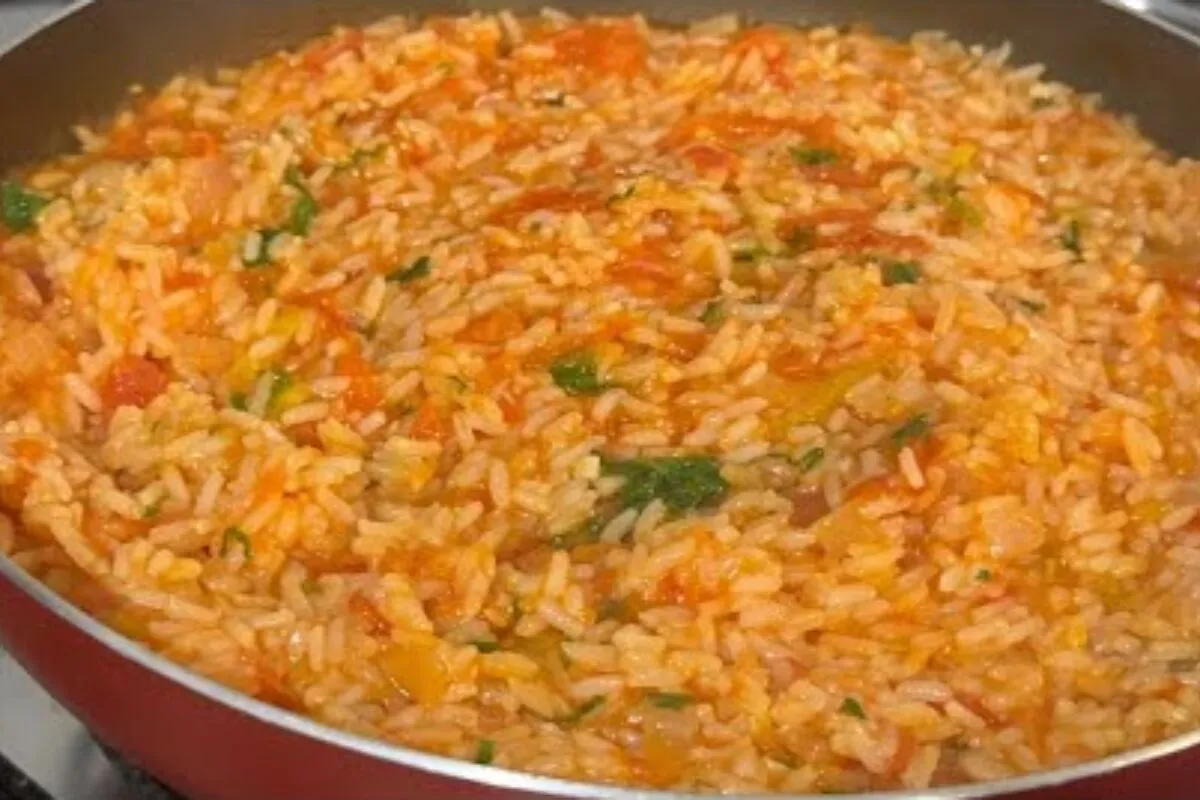 Arroz cremoso com tomate bem temperado e fácil de fazer, par