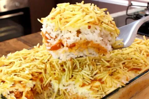 Arroz de forno completo e bem recheado para uma refeição sim