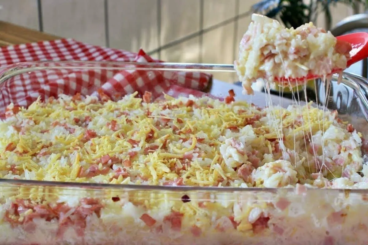 Arroz de forno cremoso com recheio bem caprichado, para uma
