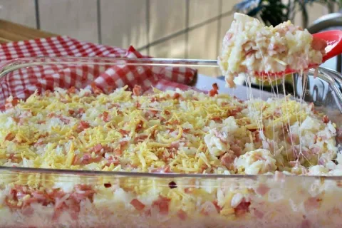 Arroz de forno cremoso com recheio bem caprichado, para uma 