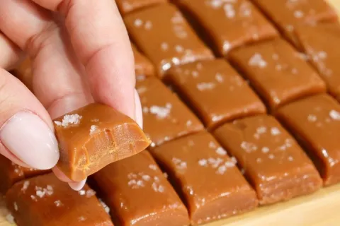 Bala de caramelo macia e cremosa que derrete e não vontade d