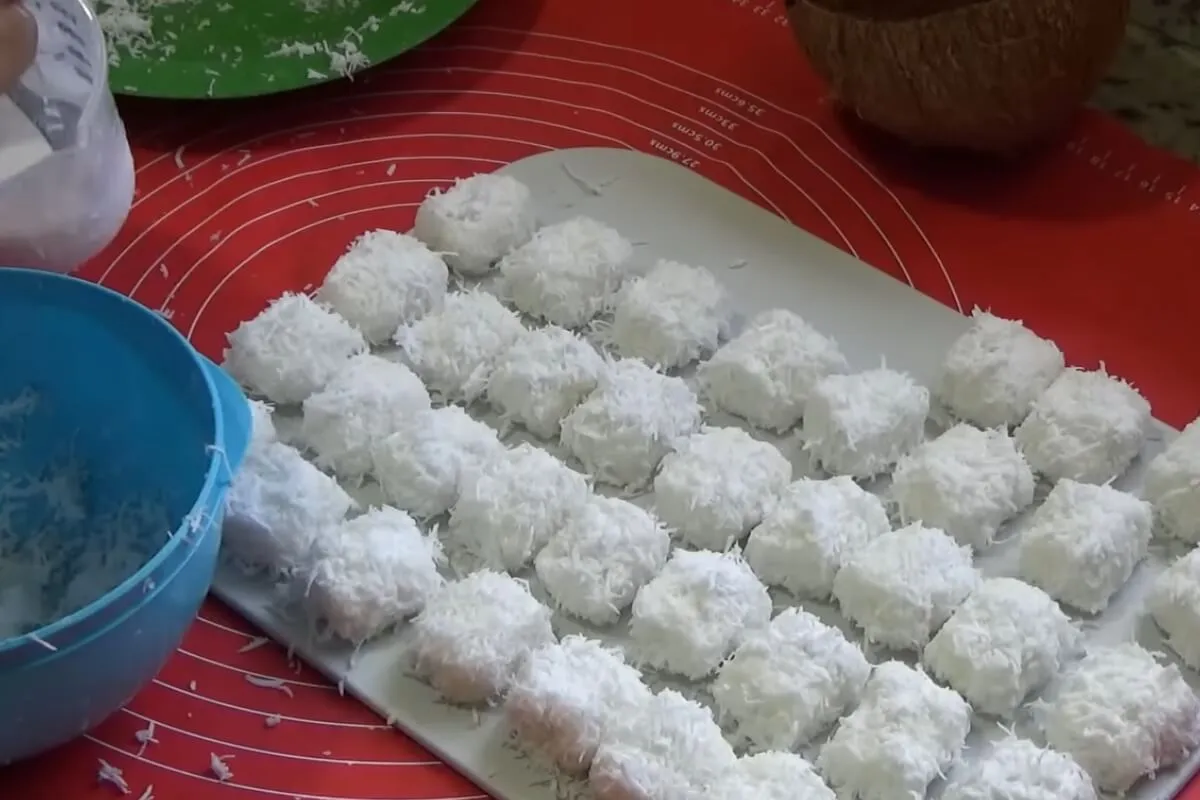 Balinha de coco fácil de fazer que desmancha na boca e rende