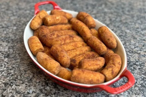 Banana à milanesa crocante por fora e macia por dentro que f