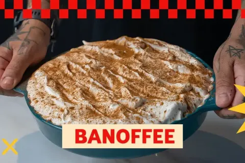 Banoffe de travessa com muito doce de leite e chantilly, par
