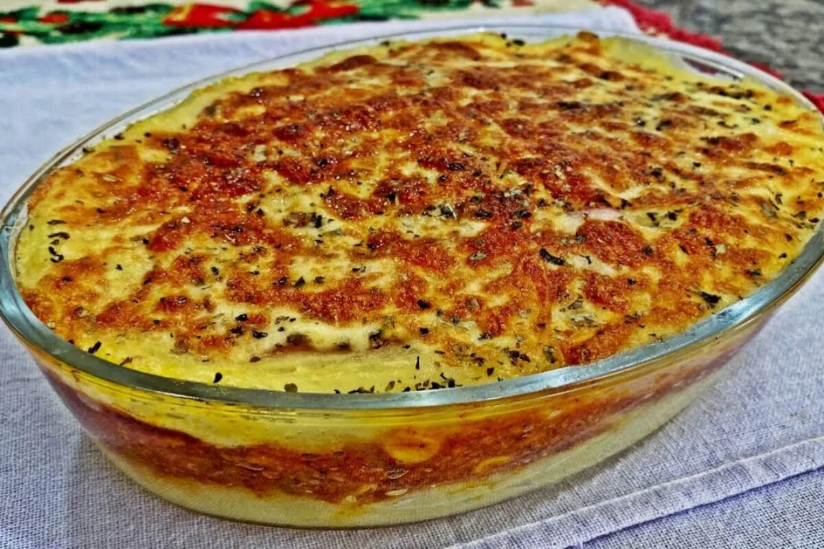 Batata com carne moída gratinada, que fica um verdadeiro esp