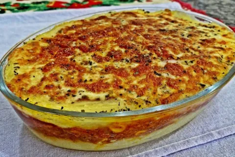 Batata com carne moída gratinada, que fica um verdadeiro esp