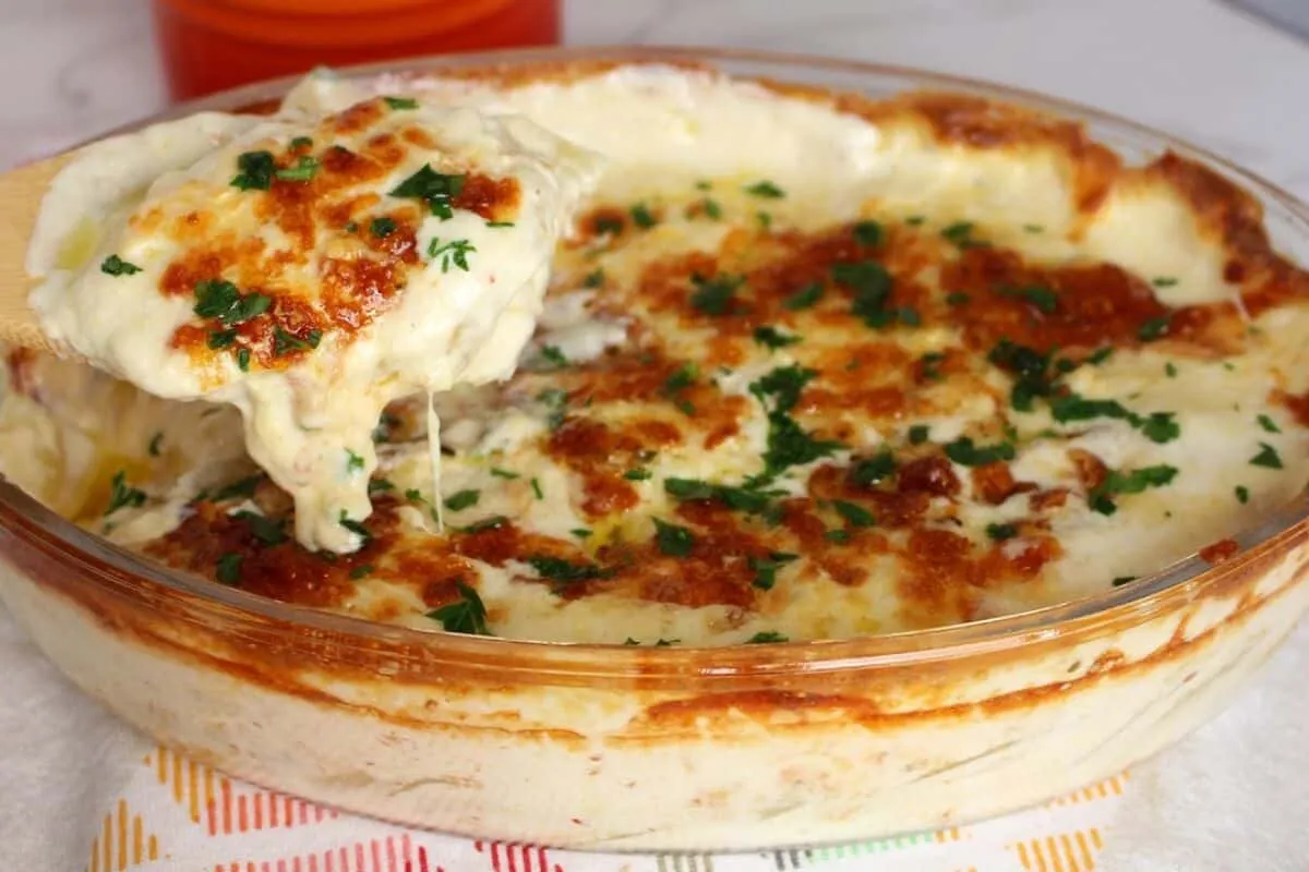 Batata com molho de queijo: a receita gratinada e cremosa pa