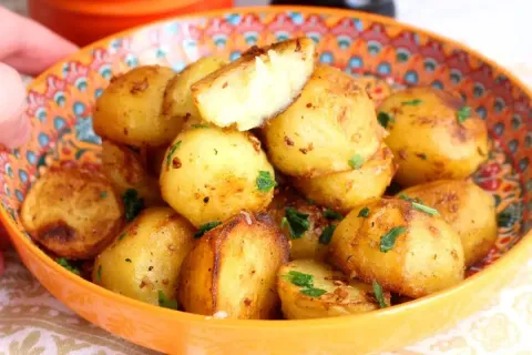 Batata dourada na frigideira super crocante e bem temperada,
