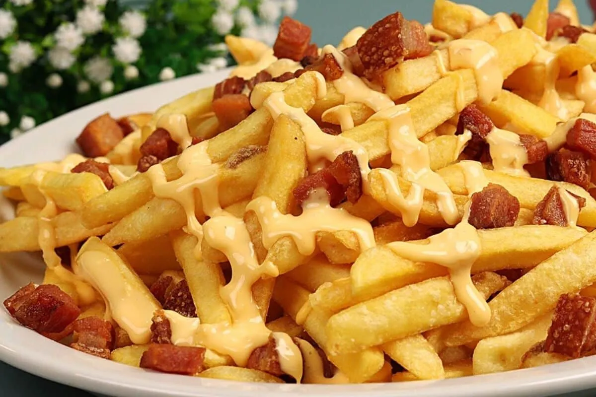 Batata frita com molho cheddar cremoso e bacon bem picadinho