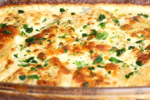 Batata gratinada bem cremosa e muito bem temperada, o acompa