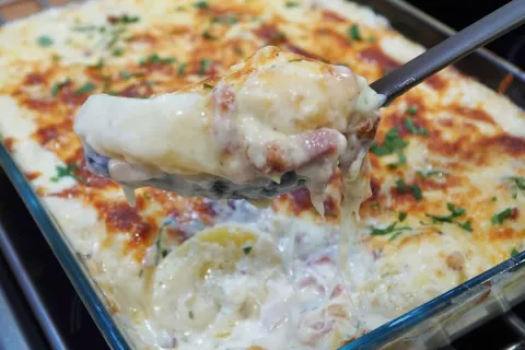 Batata gratinada cremosa com queijo derretido, um acompanham