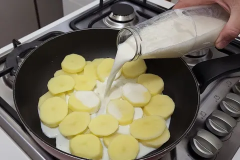 Batata gratinada deliciosa, que fica suculenta, cheia de que