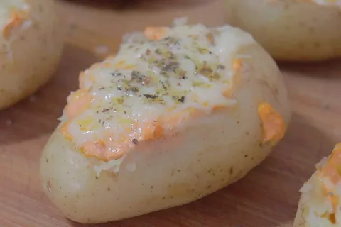 Batata recheada com muito queijo e gostosuras, uma refeição 