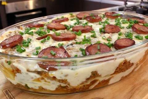 Batata recheada de forno com muito queijo e um recheio cremo