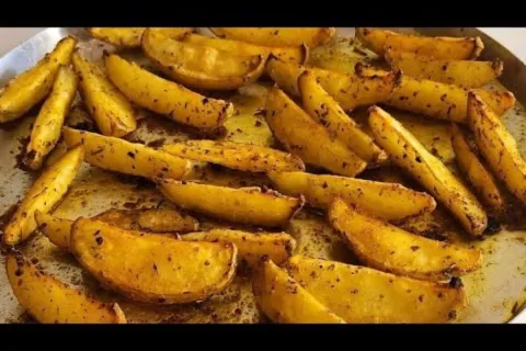 Batata rústica assada no forno com ervas e um toque de azeit
