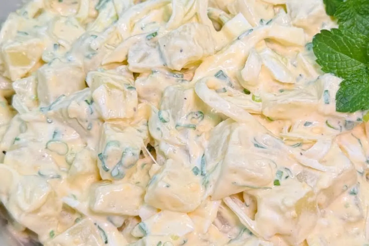 Batatonese com um tempero especial de ovos, que será o acomp