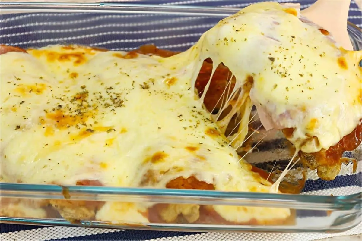Bife à parmegiana com presunto e queijo delicioso e perfeito