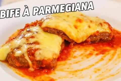 Bife à parmegiana perfeito, temperado na medida certa e sem 