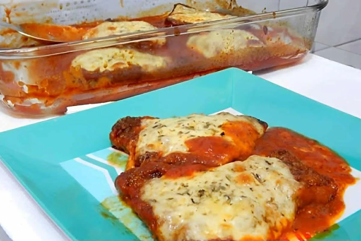 Bife à parmegiana suculento delicioso e fácil de fazer para