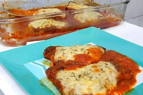 Bife à parmegiana suculento delicioso e fácil de fazer para 