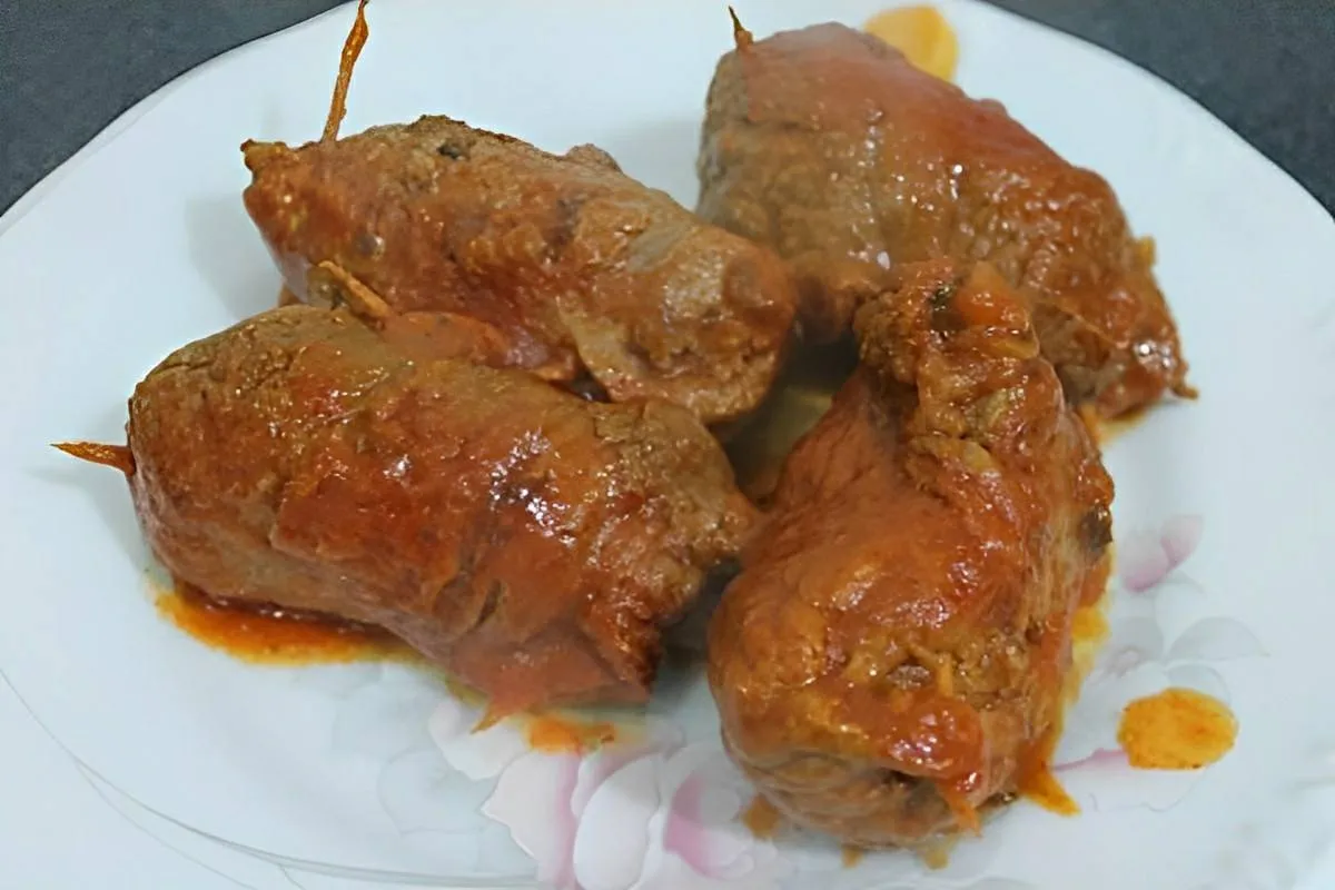 Bife à role com bacon cenoura e linguiça um prato delicioso