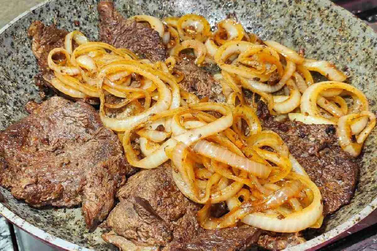 Bife acebolado com um segredo da minha avó para ficar macio